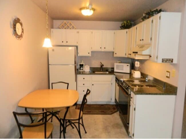 Foto del edificio - Perfectly Located Carriage House Condo