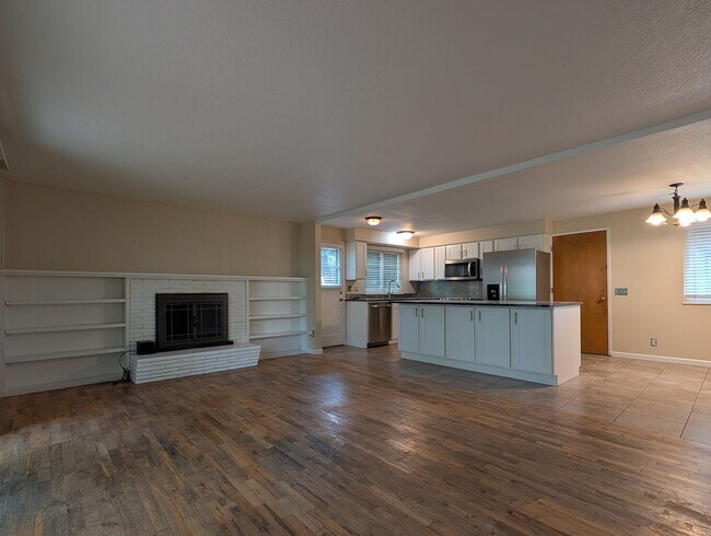 Foto del edificio - Charming 3-Bedroom, 1.5-Bath Home ~ Landscaping Provided!
