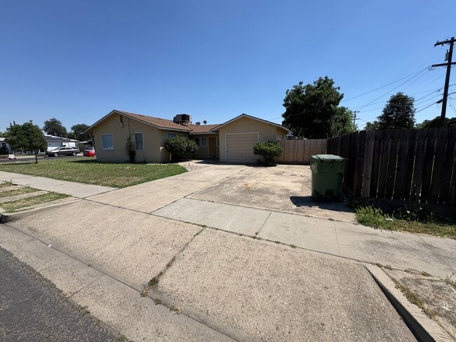 Building Photo - Cozy Home On Spacious Corner Lot Available Now in Dinuba CA!