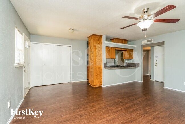 Foto del edificio - 7005 Wildbriar Court East