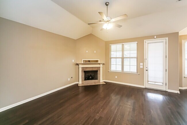 Foto del edificio - 155 Hidden Meadows Ln