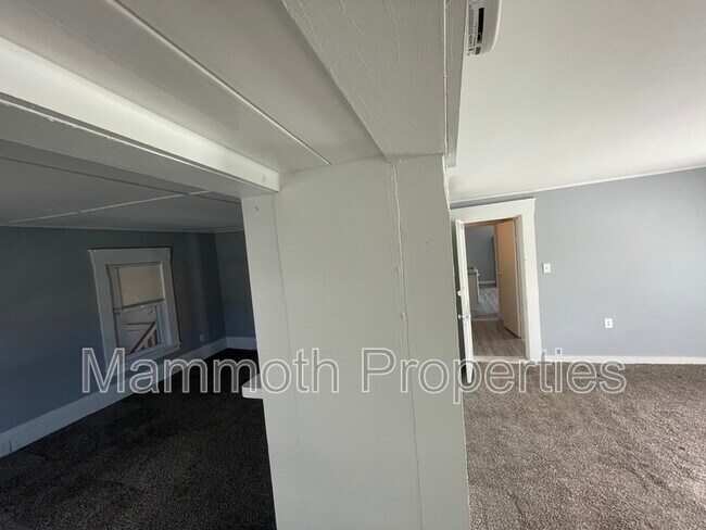 Building Photo - 208 N Main St