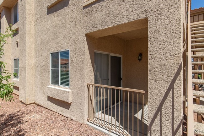 Building Photo - Move-in ready ground-floor 2 bed, 2 bath