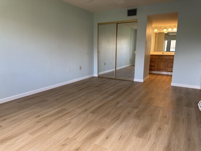 Building Photo - 5236 Lake Village Dr