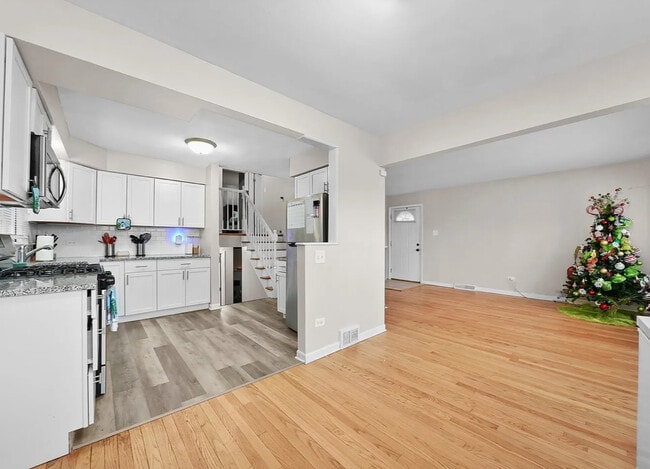 Building Photo - 626 E 156th Pl