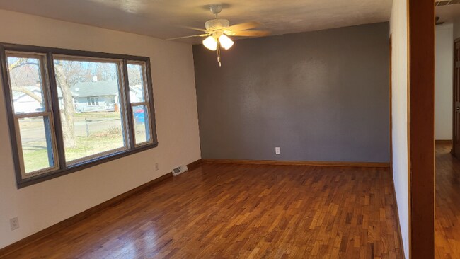 Building Photo - 1420 W Poplar St