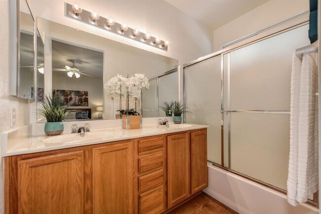 Foto del edificio - Home for Rent in Gold River, CA