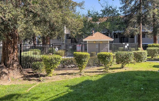 Foto del edificio - 295 Stonegate Cir