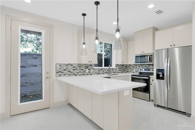 Building Photo - 18 Canary Ave