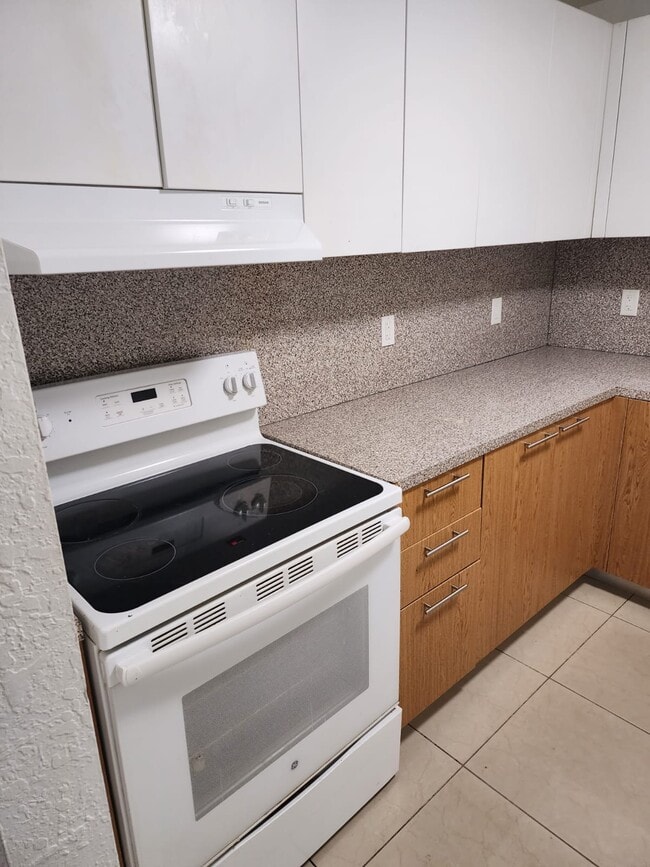 Building Photo - 15201 NE 6th Ave