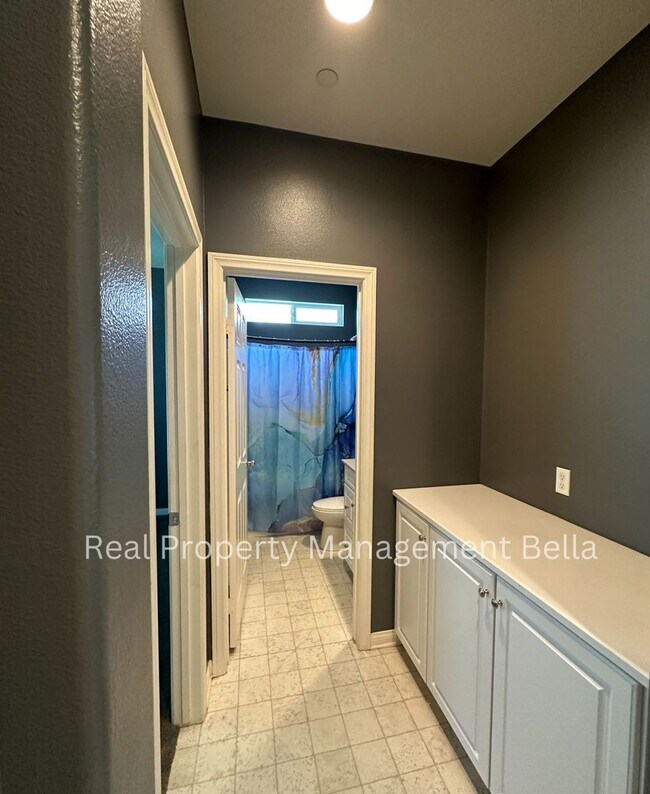Building Photo - Charming 5-Bedroom Home in Audie Murphy Ranch