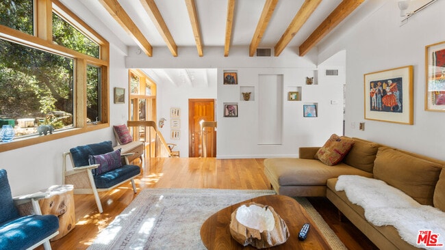 Foto del edificio - 21421 Encina Rd