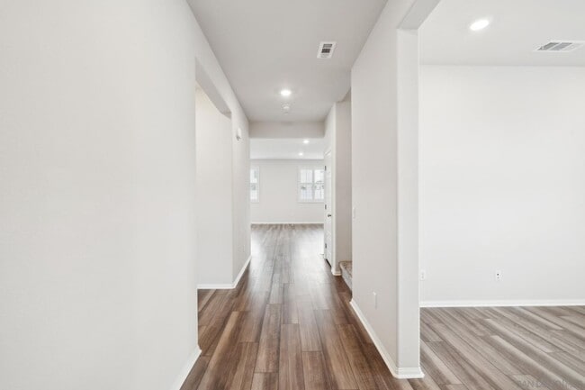 Building Photo - Beautiful and Spacious 5 Bedroom House in ...