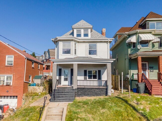 Foto del edificio - Amazing 5 bedroom home in Beechview available July 1!