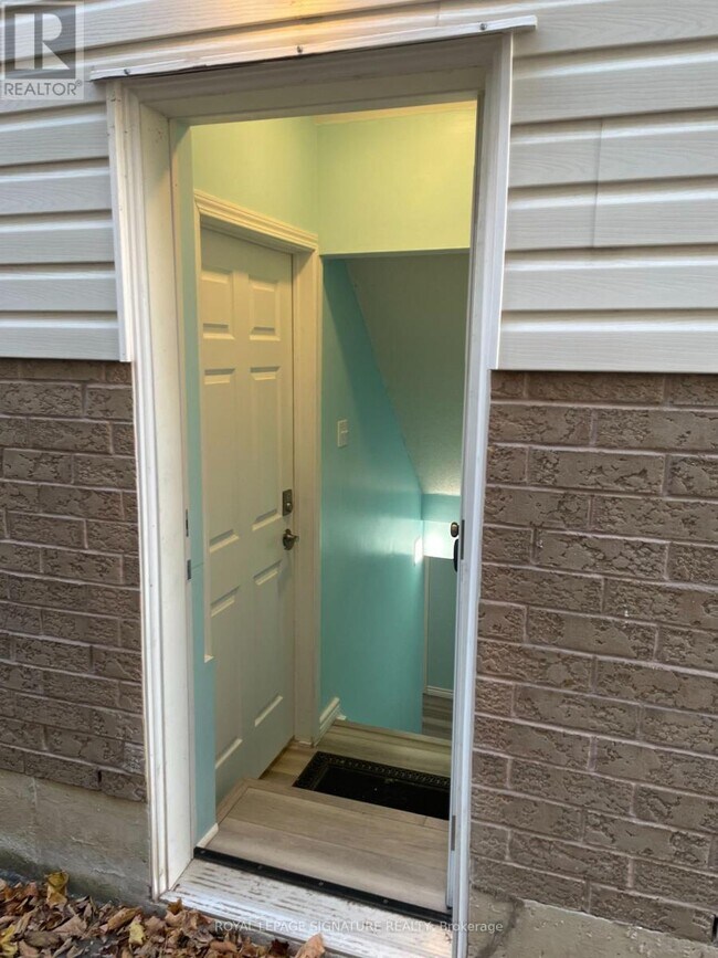 Building Photo - 76 Piperbrook Crescent