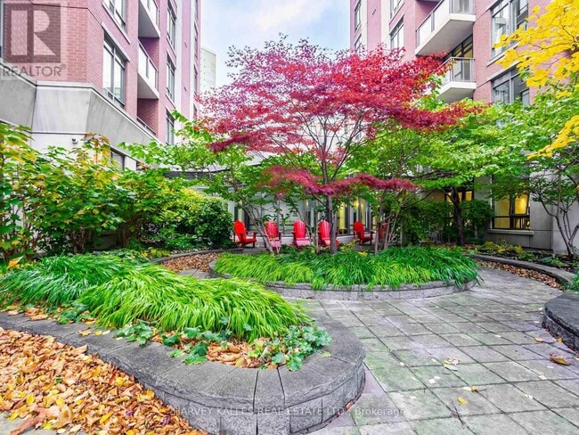 Building Photo - 319 Merton St