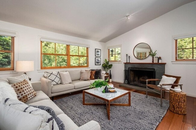 Building Photo - FIVE BEDROOM THREE AND HALF BATH HOME ON C...