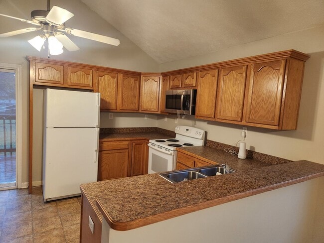 Building Photo - Spacious 3 bedroom 2 full bathroom with fr...