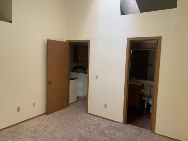 Building Photo - 8892 Brompton Way