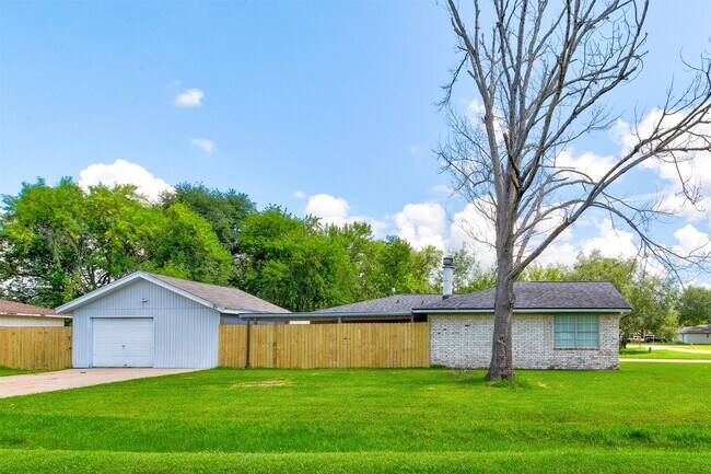 Foto del edificio - 8511 Honeysuckle