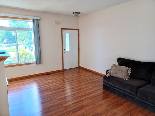 Building Photo - 2 Bedroom 2 Bath End Unit Townhouse - Shak...