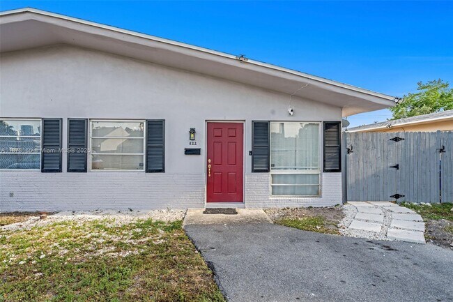 Building Photo - 820 SW 12th Ct