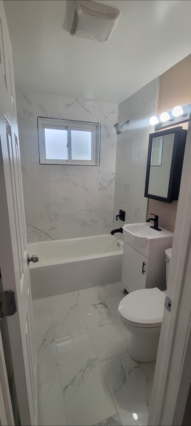 Building Photo - 7 Oak Ln