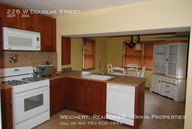 Foto del edificio - Four Bedroom HUGE House in South Saint Paul!