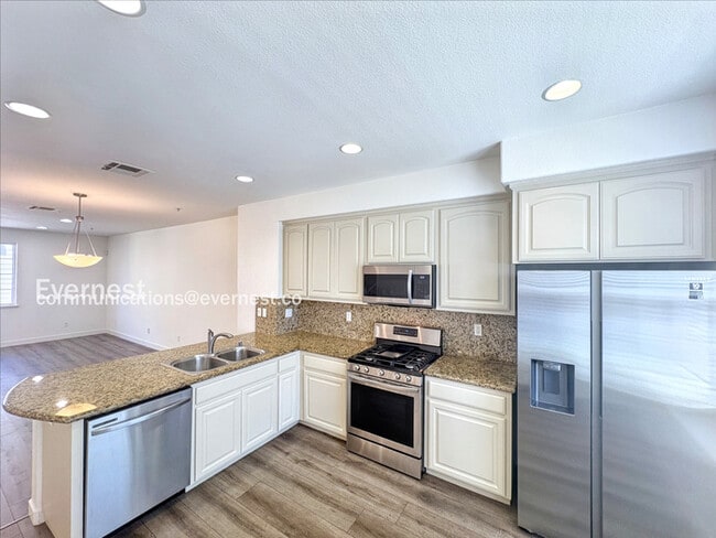 Foto del edificio - 650 Summer Ln