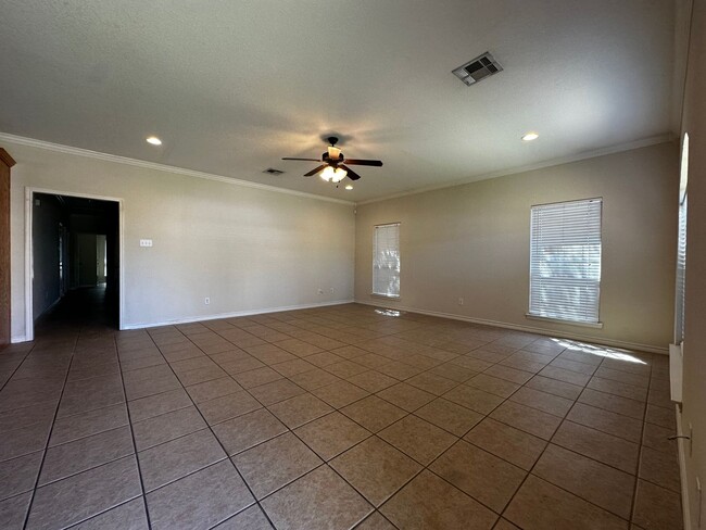 Building Photo - Spacious 5/4 House with Open Floor Plan Ne...