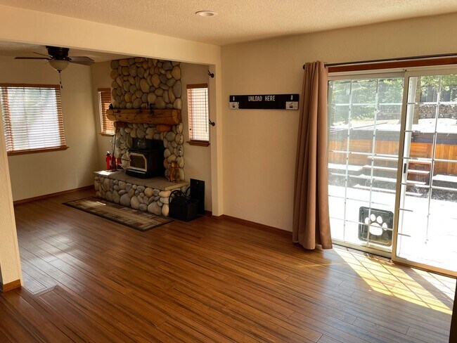 Foto del edificio - Tranquil and Upgraded Home Situated on a L...