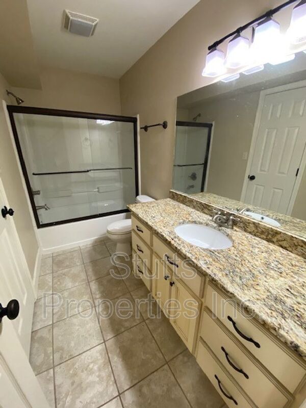 Building Photo - 206 Hillsboro Cir
