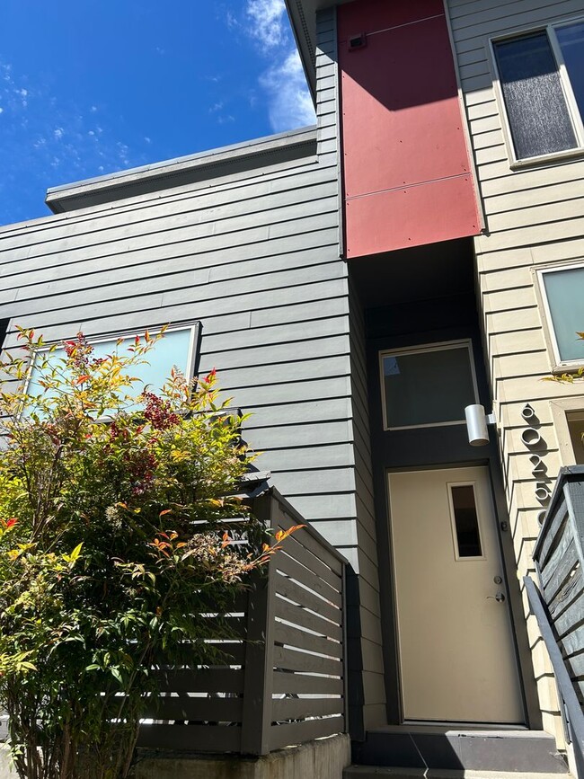 Building Photo - 6025 California Ave SW