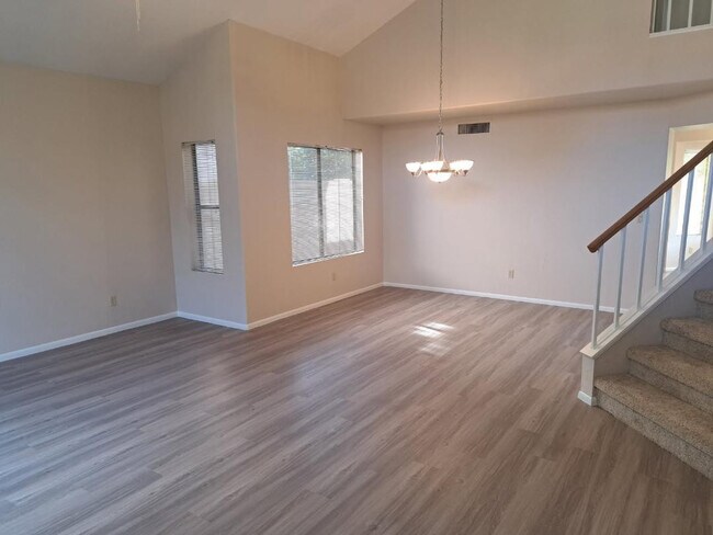 Foto del edificio - 1443 E Vaughn Ave