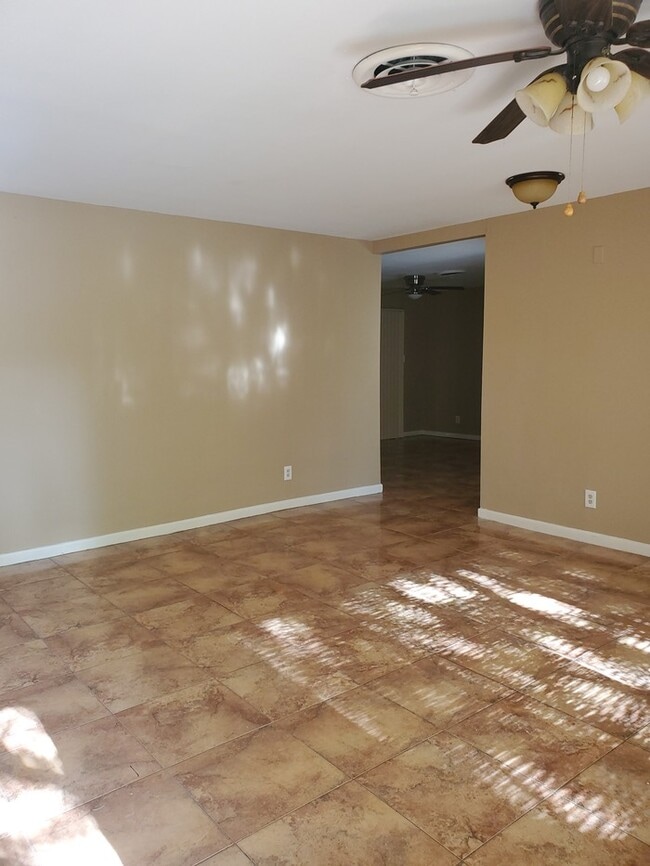 Building Photo - 814 E Ebony Dr