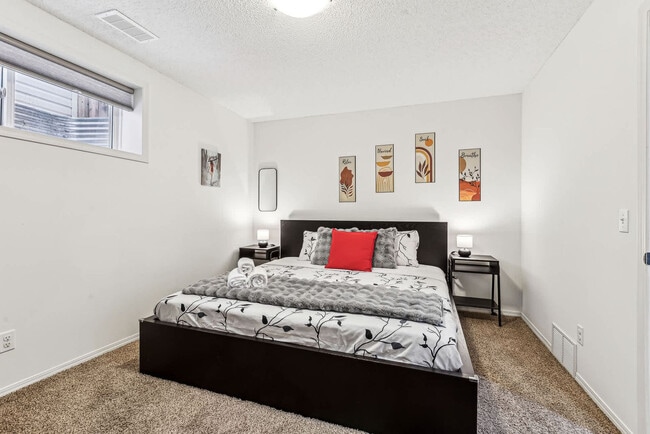 Building Photo - 31 Cranfield Manor SE