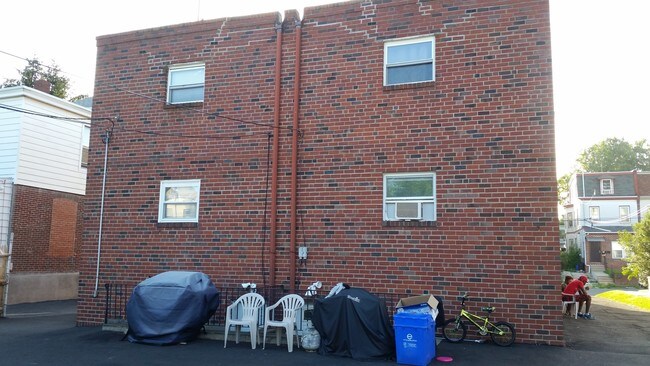 Exterior posterior - 7421 - 7423 Bingham St
