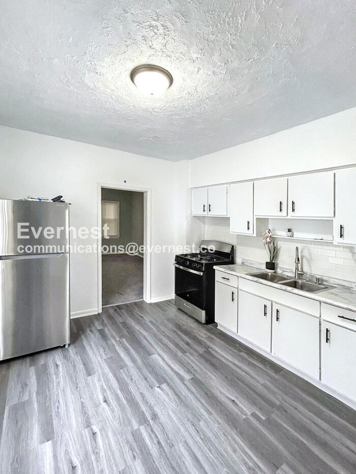 1079 E 68th St Cleveland, OH 44103 – photo 2