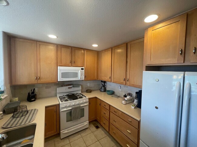 Building Photo - Townhome in Castle Rock! 2 Bedroom 2.5 bat...