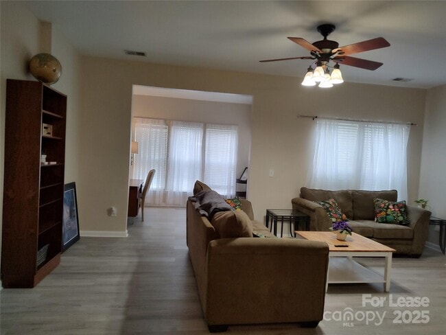Building Photo - 9549 Glenashley Dr