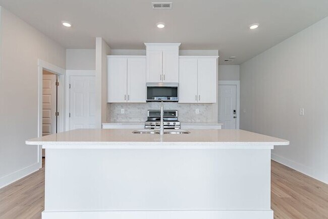 Foto del edificio - 3 Bedroom 2.5 Townhome centrally located i...