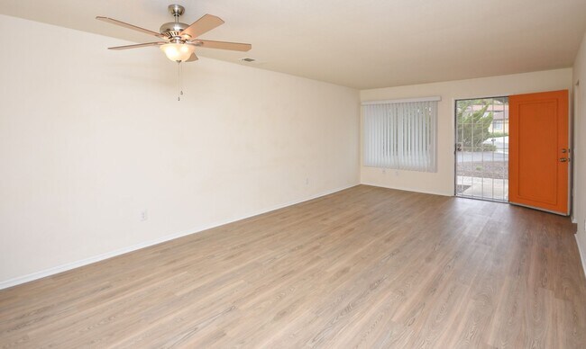 Foto del edificio - 55+ Senior Community Located on  Peacock Hills!!