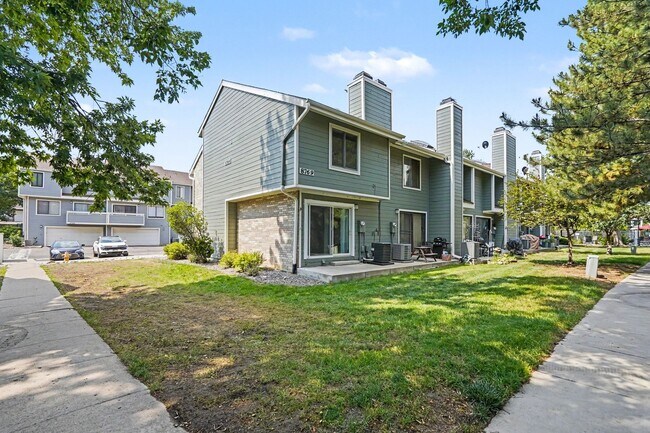 Foto del edificio - Spacious 2 Bed 2.5 Bath with a finished basement in the heart of Bear Creek