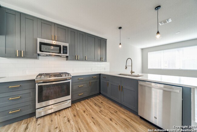 Foto del edificio - 4-BEDROOM LUXURY NEW CONSTRUCTION IN ALAMO...