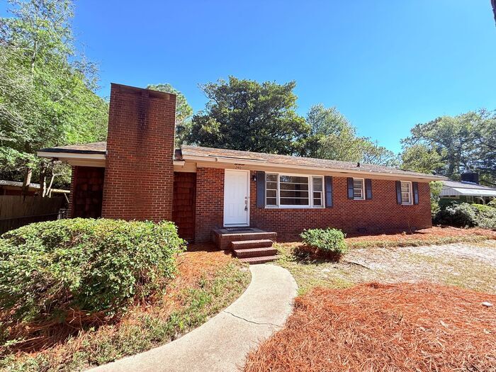 Foto principal - RENT SPECIAL! 3-4 BR Home! Large Brick hom...