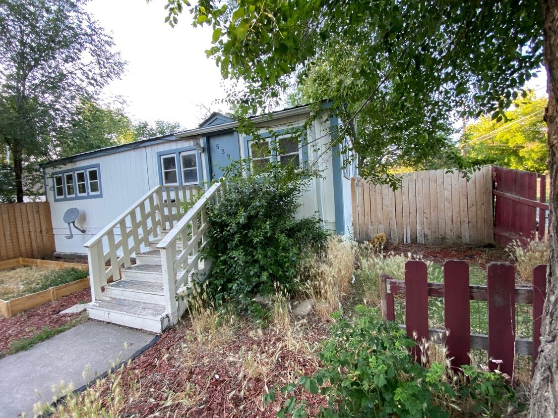Primary Photo - Three Bedroom, One Bathroom House with Fen...