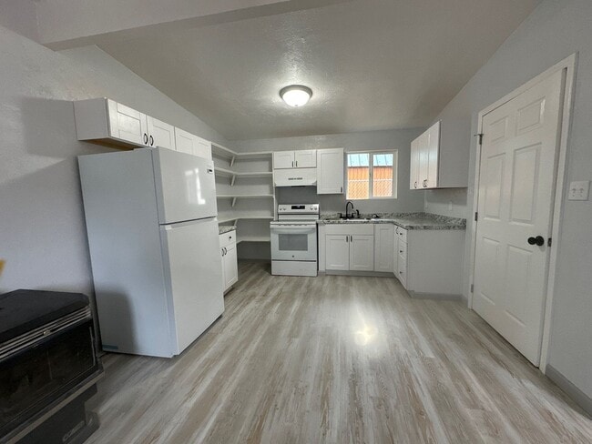 Building Photo - 332 N 10th St