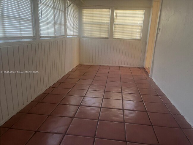 Foto del edificio - 675 NE 118th St