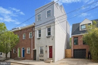 Building Photo - 1359 Crease St