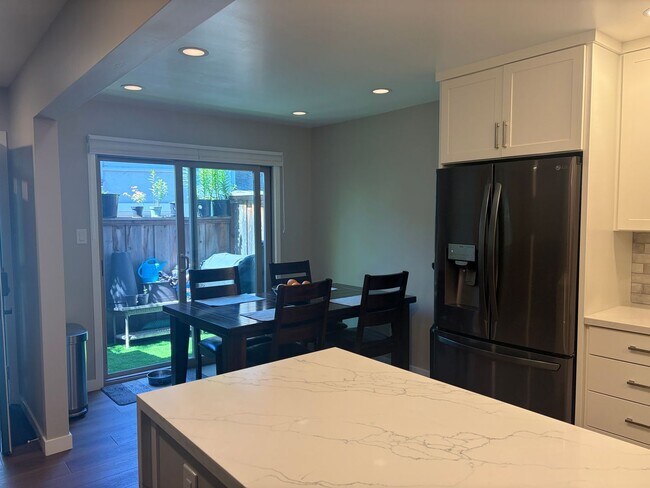 Foto del edificio - Capitola Knolls, Remodeled 3bd. 1.5ba two-level townhome